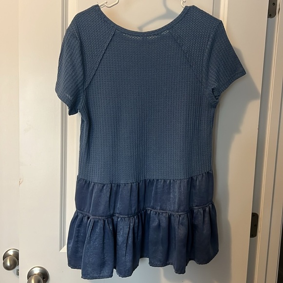 Llove Blue Short Sleeve Tiered Top Size S - Picture 2 of 3
